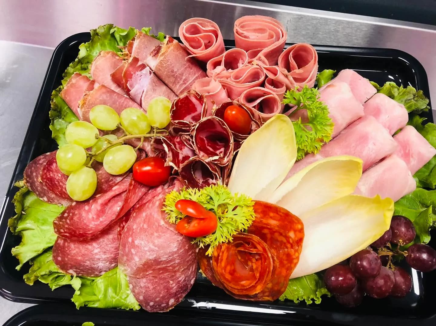 Plateau charcuterie, raisin et endives