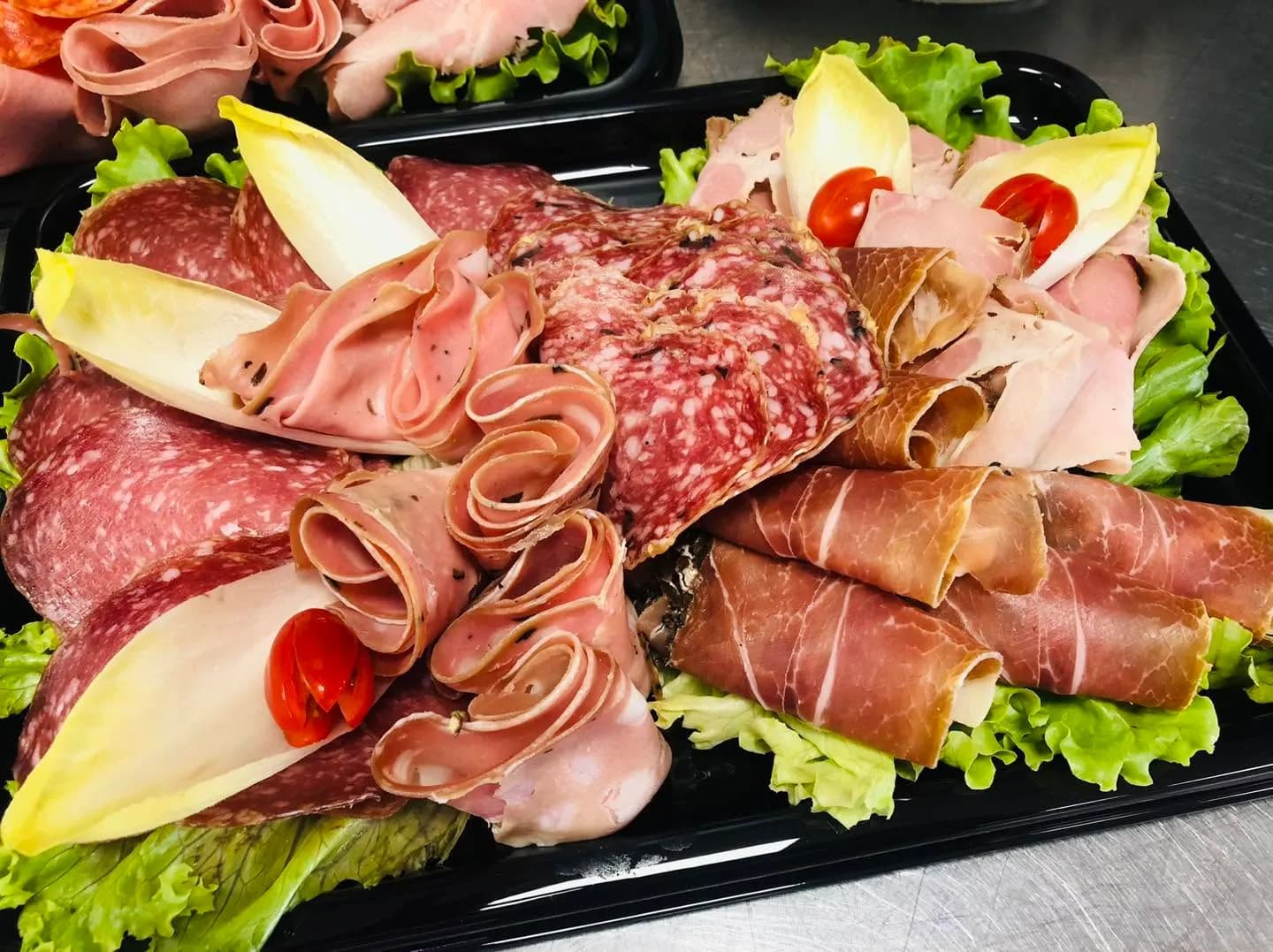 Charcuterie roulée et tomates cerises