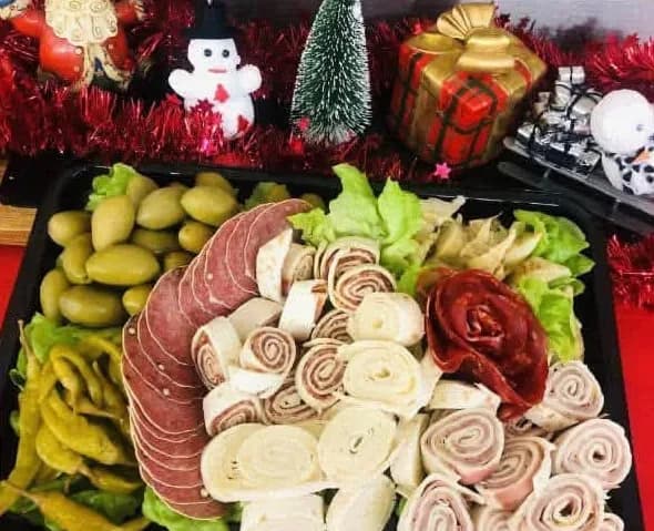 Plateau apéritif, roulés et antipasti