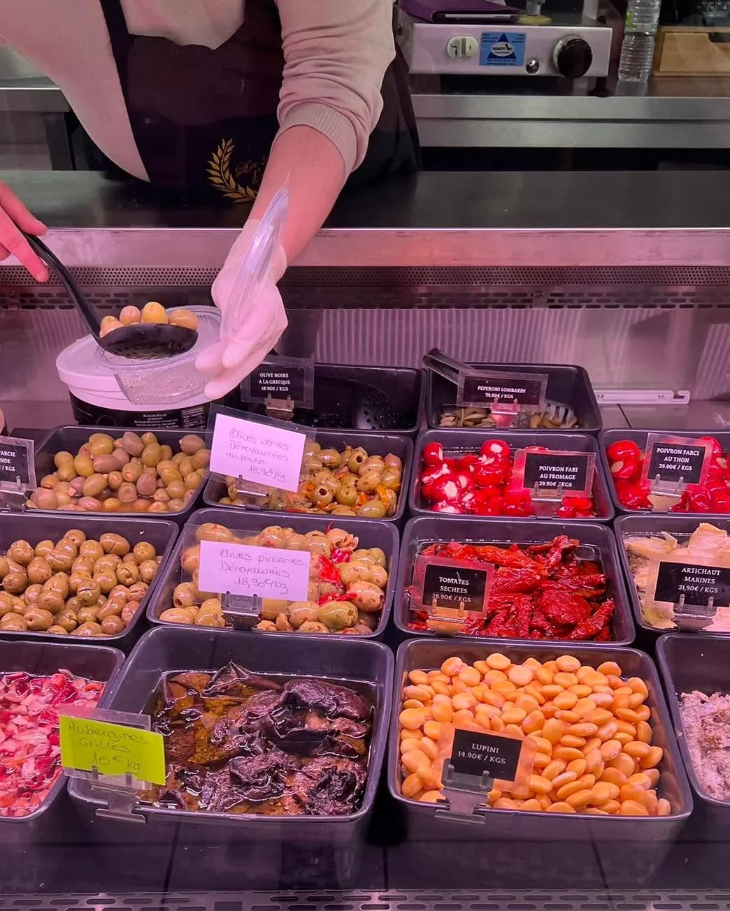 Vitrine d'antipasti au comptoir